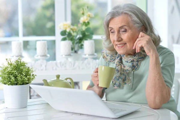 Mujer mayor con portátil — Foto de Stock