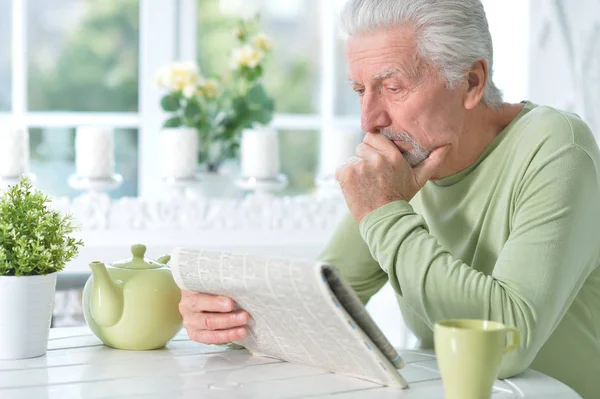 Känslomässiga Senior Man Läsa Tidningen Hemma — Stockfoto