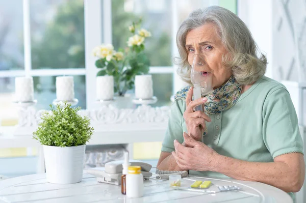 Porträt Einer Kranken Seniorin Die Mit Inhalator Der Küche Sitzt — Stockfoto