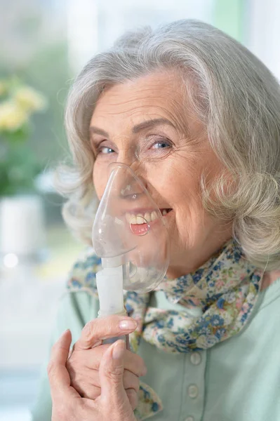 Ritratto Donna Anziana Malata Seduta Cucina Con Inalatore — Foto Stock