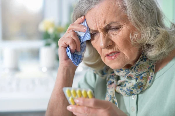 Enferma mujer mayor —  Fotos de Stock