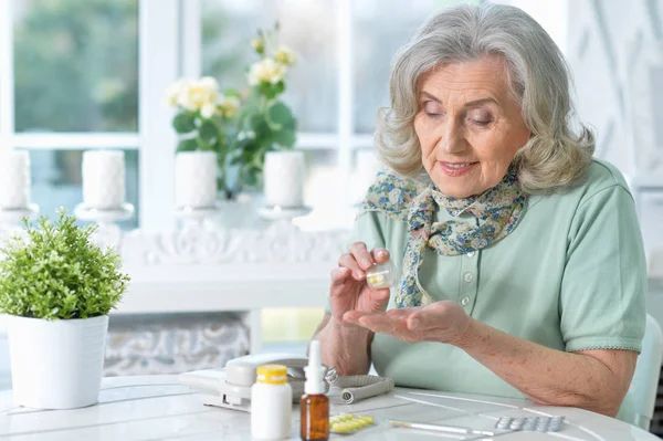 Nemocní starší žena — Stock fotografie