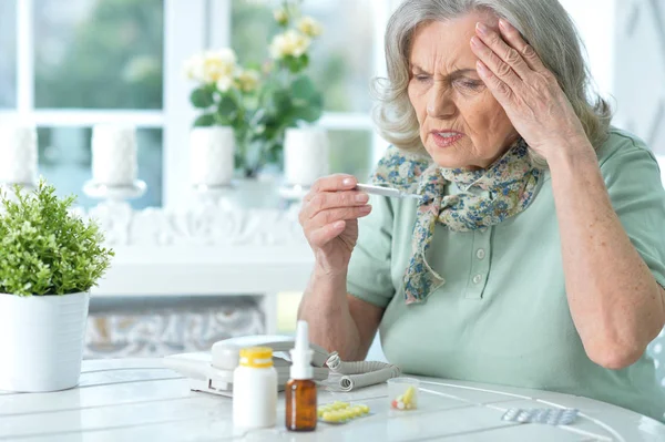 Femme Âgée Malade Assise Table Maison Avec Thermomètre — Photo