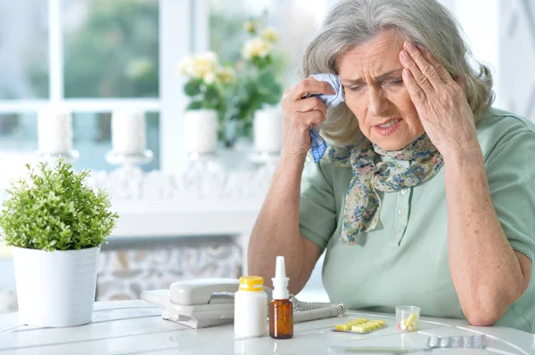 Kranke Seniorin Sitzt Hause Tisch — Stockfoto