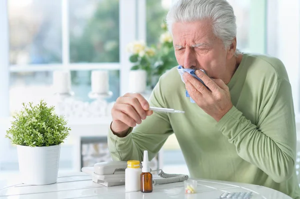 Retrato Triste Anciano Enfermo Con Termómetro — Foto de Stock