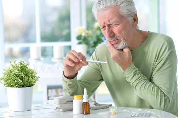 Porträtt Sorgligt Sjuk Senior Man Med Termometer — Stockfoto