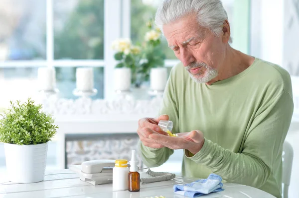 Porträt Eines Traurigen Kranken Seniors Mit Tabletten — Stockfoto