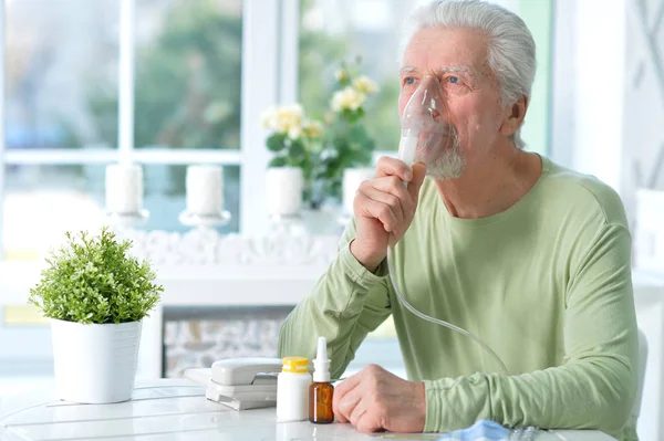 Sjuk Senior Man Stående Med Inhalator — Stockfoto