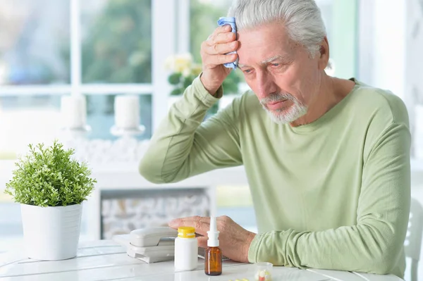 Porträt Eines Traurigen Kranken Seniors Mit Kopfschmerzen — Stockfoto