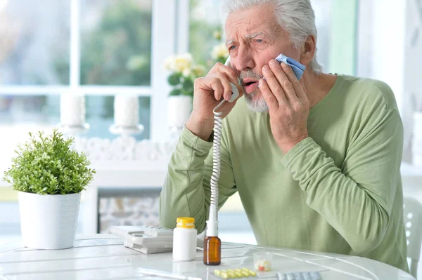 Porträt Eines Traurigen Kranken Seniors Mit Zahnschmerzen Der Arzt Anruft — Stockfoto