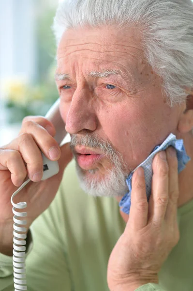 Porträt Eines Traurigen Kranken Seniors Mit Zahnschmerzen Der Arzt Anruft — Stockfoto