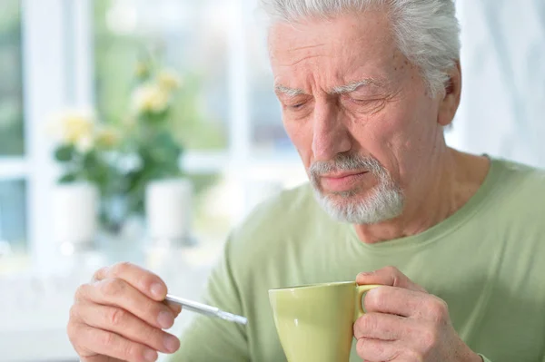 Porträtt Sorgligt Sjuk Senior Man Med Termometer — Stockfoto