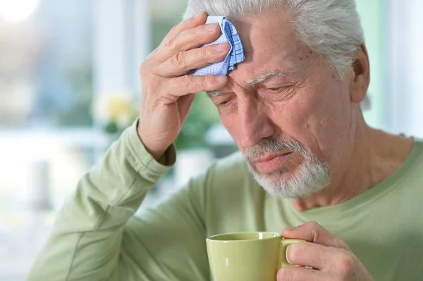 Porträtt Sorgsen Sjuk Senior Man Med Huvudvärk — Stockfoto