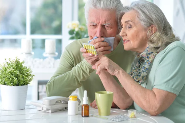 Ziek Senior Paar Met Pillen Thuis — Stockfoto