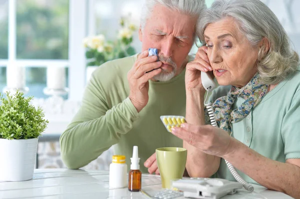 Krankes Senioren Paar Mit Pillen Hause Ruft Arzt — Stockfoto