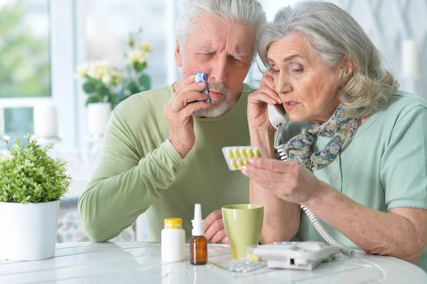 Krankes Senioren Paar Mit Pillen Hause Ruft Arzt — Stockfoto