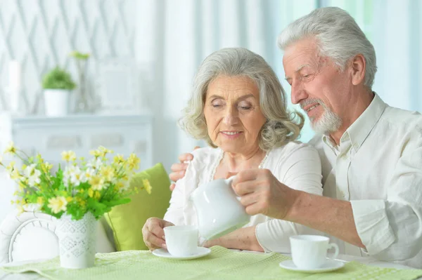 Szczęśliwa Para Starszy Picie Herbaty — Zdjęcie stockowe