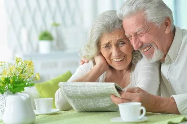 Retrato Casal Sênior Com Jornal Casa — Fotografia de Stock