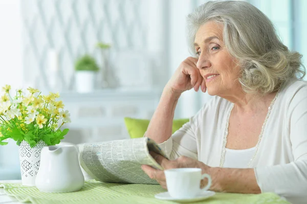 Retrato Una Mujer Mayor Leyendo Periódico —  Fotos de Stock