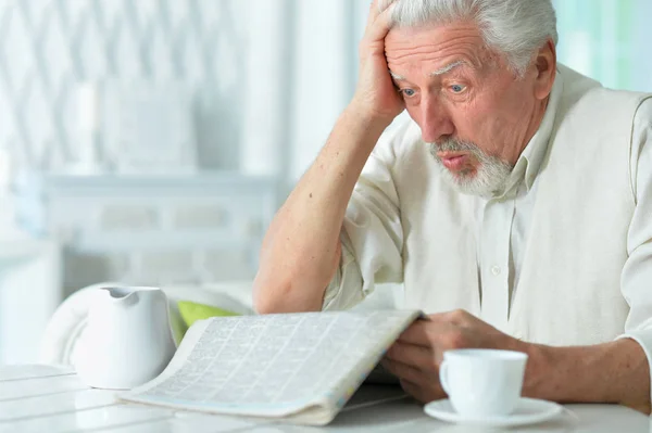 Συναισθηματική Ανώτερος Άνθρωπος Διαβάζοντας Εφημερίδα Στο Σπίτι — Φωτογραφία Αρχείου