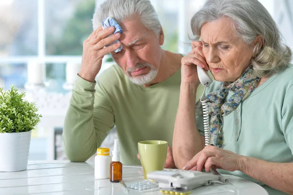 Krankes Senioren Paar Mit Pillen Hause Ruft Arzt — Stockfoto