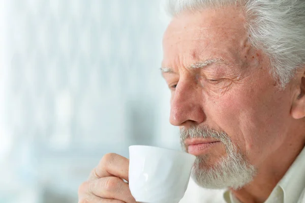 Ritratto Anziano Sorridente Che Beve Caffè Casa — Foto Stock