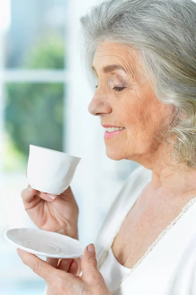 Mooie Lachende Senior Vrouw Die Thee Thuis Drinkt — Stockfoto