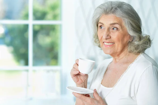 Mooie Lachende Senior Vrouw Die Thee Thuis Drinkt — Stockfoto