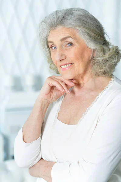 Close Retrato Bela Mulher Sênior Sorridente — Fotografia de Stock