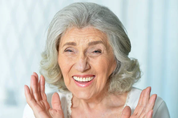 Bliska Portret Pięknej Uśmiechniętej Starsza Kobieta — Zdjęcie stockowe