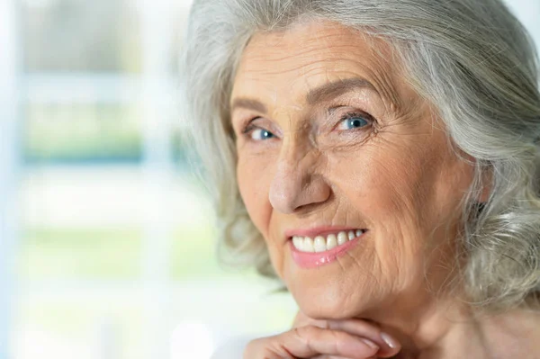Güzel Gülümseyen Yaşlı Kadının Yakın Portresi — Stok fotoğraf