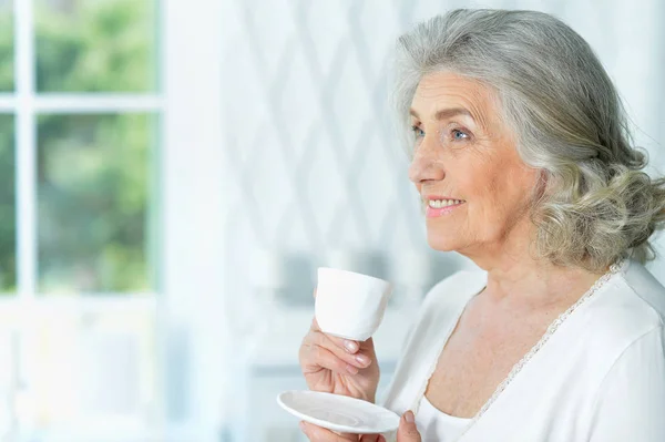 Starsza Kobieta Piękny Picie Herbaty Domu — Zdjęcie stockowe