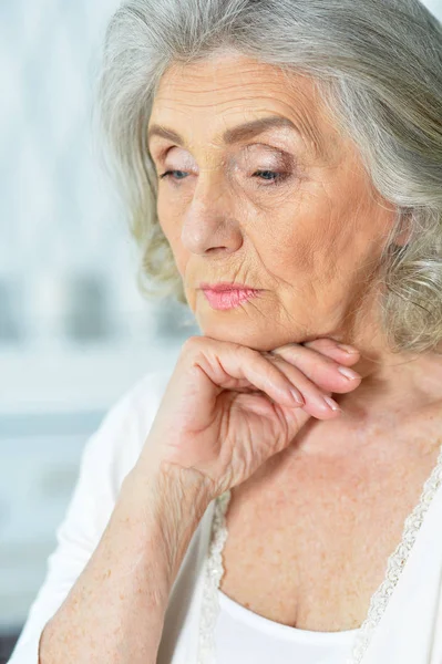 Nahaufnahme Porträt Einer Traurigen Seniorin — Stockfoto