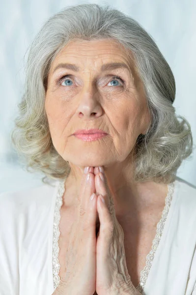 Detailní Záběr Portrét Starší Ženy Modlí — Stock fotografie