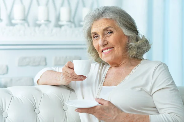 Hermosa Sonriente Mujer Mayor Bebiendo Casa — Foto de Stock