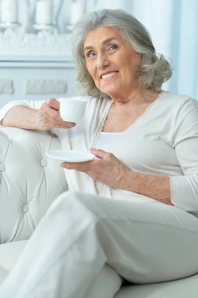 Красивая Улыбающаяся Пожилая Женщина Пьет Чай Дома — стоковое фото