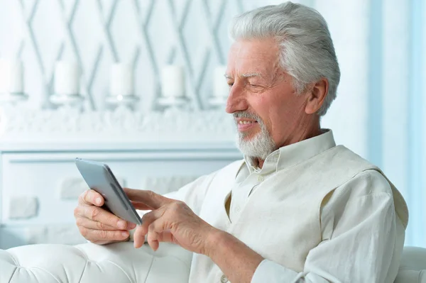 Portrait Homme Âgé Souriant Utilisant Une Tablette Maison — Photo