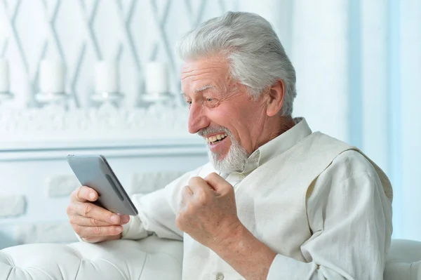 Portrait Homme Âgé Souriant Utilisant Une Tablette Maison — Photo