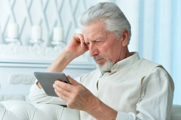 Retrato Homem Idoso Pensativo Usando Tablet Casa — Fotografia de Stock