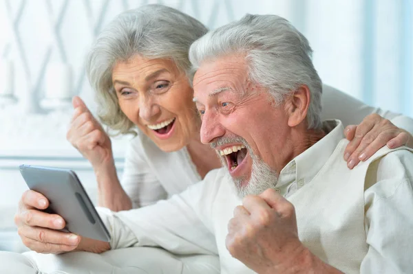 Retrato Casal Idosos Felizes Usando Tablet Casa — Fotografia de Stock