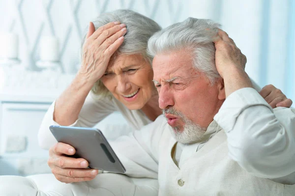 Portrait Happy Senior Couple Using Tablet Home — Stock Photo, Image