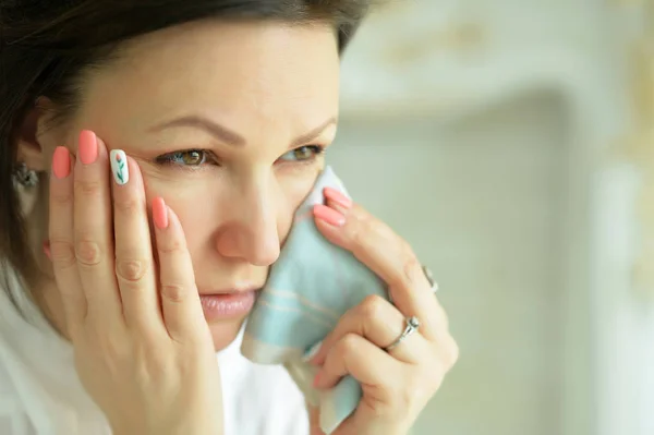 Porträt Einer Jungen Weinenden Frau — Stockfoto