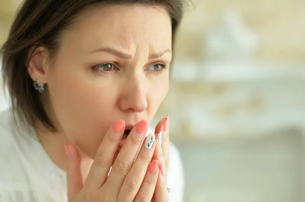 Triest Ziek Jonge Vrouw Thuis — Stockfoto