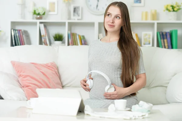 Ευτυχισμένος Έγκυος Γυναίκα Ακουστικά Για Την Κοιλιά Που Θέτουν Στο — Φωτογραφία Αρχείου