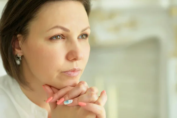 Portret Van Triest Jonge Vrouw Thuis — Stockfoto