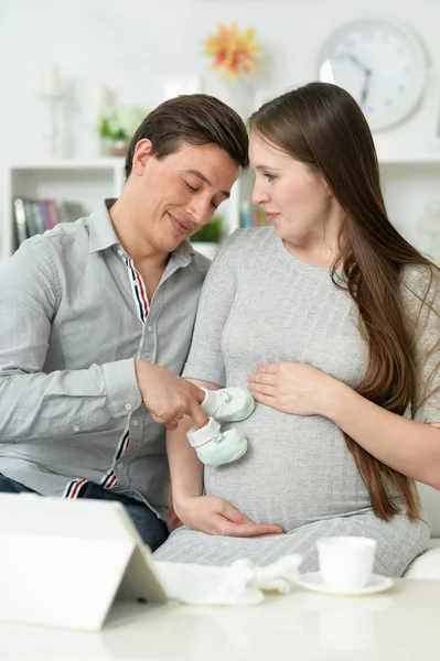 Felice Donna Incinta Con Marito Posa Casa — Foto Stock