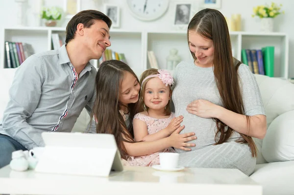 Mujer Embarazada Feliz Con Marido Hijas Sentados Sofá Casa —  Fotos de Stock