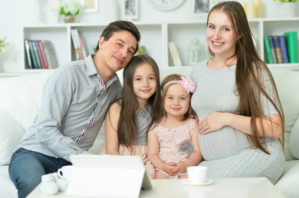 Mujer Embarazada Feliz Con Marido Hijas Sentados Sofá Casa —  Fotos de Stock