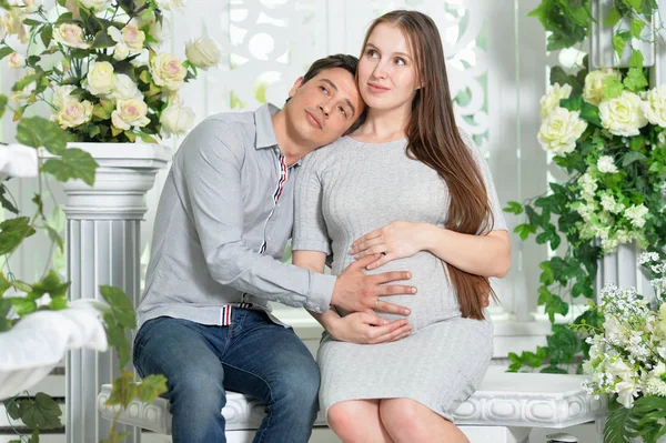 Ευτυχισμένος Έγκυος Γυναίκα Άντρα Που Ποζάρει Στο Σπίτι — Φωτογραφία Αρχείου