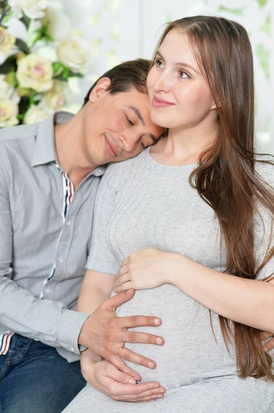 家でポーズの夫と幸せな妊娠中の女性 — ストック写真
